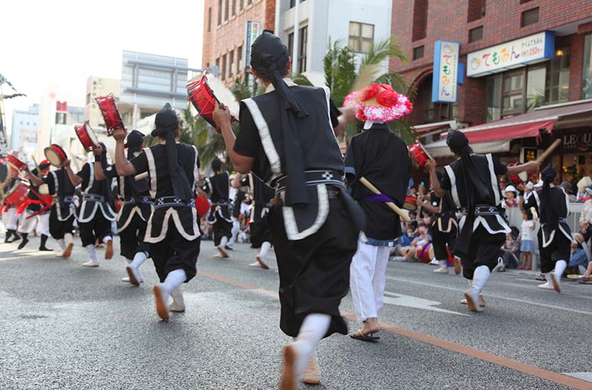 沖縄の文化教室での学び：タンスーリー作り、シーサー舞踊、三線演奏、祭り参加