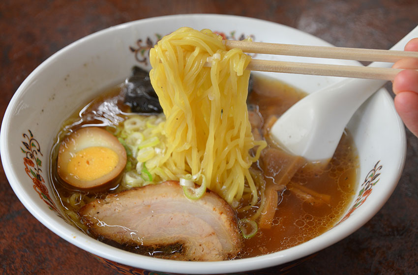 沖縄ラーメンの特徴的な風味と調理法