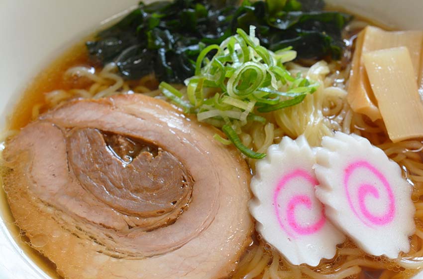 沖縄ラーメンのトッピングと地元の魅力