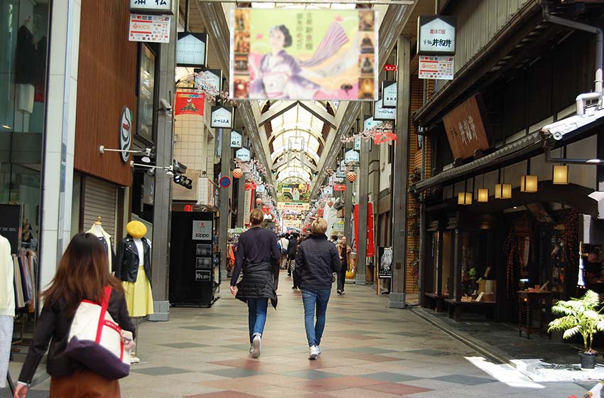 沖縄の魅力的な商店街とその特徴