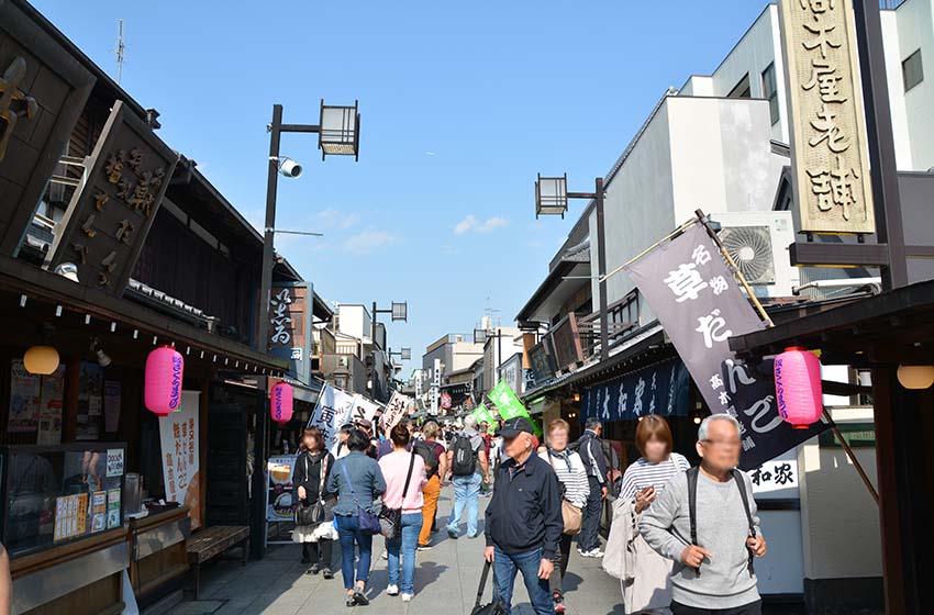 沖縄の商店街と地元の魅力的な交流