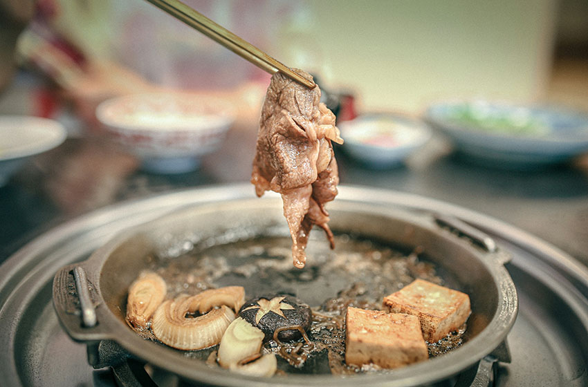 沖縄のすき焼きの調和する味わいと楽しみ方