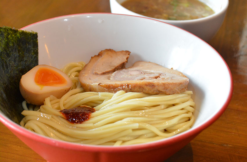 沖縄の独自の魅力―つけ麺の風味と具材の調和